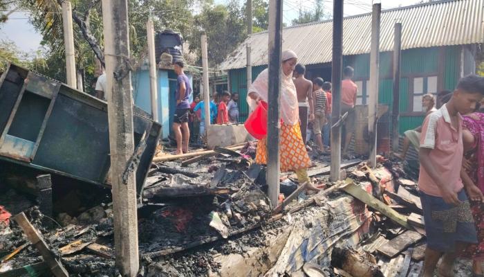 দেবিদ্বারে বিদ্যুতের শর্ট   সার্কিটে রিকশাচালকের   বসতঘর পুড়ে ছাই
