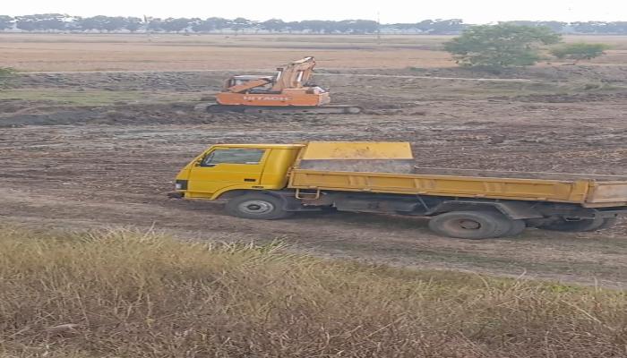 রাতে জেগে উঠে মাটি কাটার সিন্ডিকেট  বুড়িচংয়ে ফসলী জমির উর্বর মাটি যাচ্ছে ইট ভাটায়