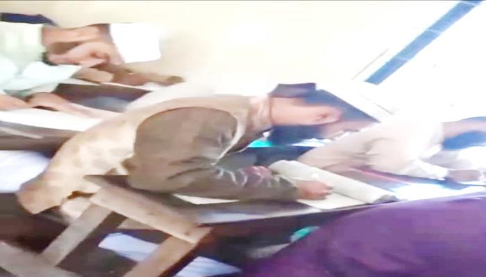 সদর দক্ষিণে প্রকাশ্যে বই খুলে   পরীক্ষা দিলেন অনার্স শিক্ষার্থীরা