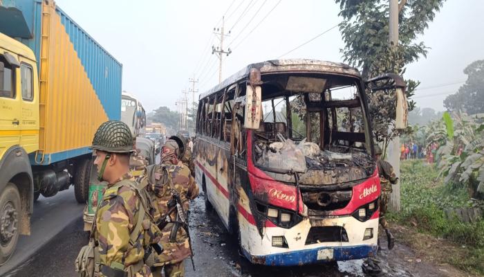 কুমিল্লায় বাস চাপায় পথচারী নিহত  বাসে আগুন দিয়েছে ক্ষুব্ধ জনতা