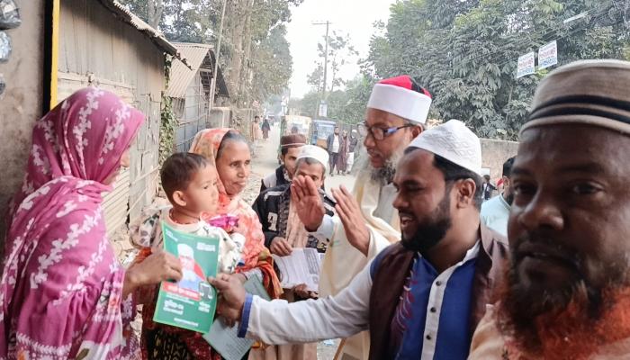 কুমিল্লা-৬ আসনে জামায়াত প্রার্থীর  পক্ষে অধ্যাপক মামুনের গণসংযোগ