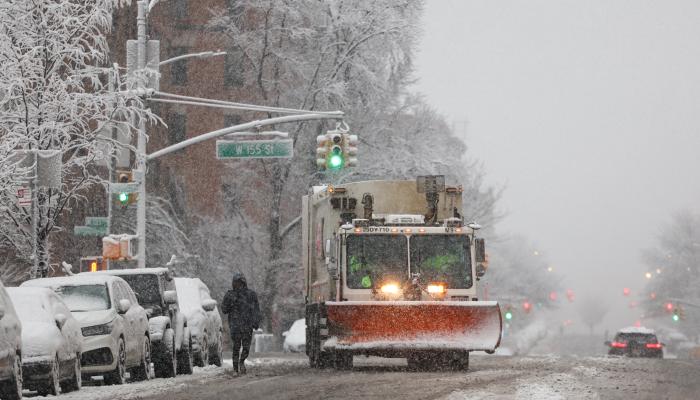 তুষারঝড়ে যুক্তরাষ্ট্রে বিমান চলাচলে বিপর্যয়, নিউইয়র্কে ৪ বছরে সর্বোচ্চ তুষারপাতের আশঙ্কা