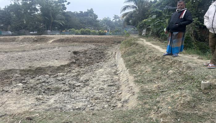 নাঙ্গলকোটে নিজস্ব জমির   মাটি কাটতে বাধা, সরকারি   খাল দখল করে রাস্তা নির্মাণ
