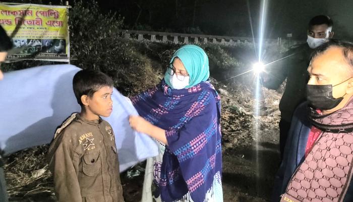 কনকনে শীতে কাঁপছে মানুষ, কম্বল   নিয়ে হাজির লালমাই ইউএনও