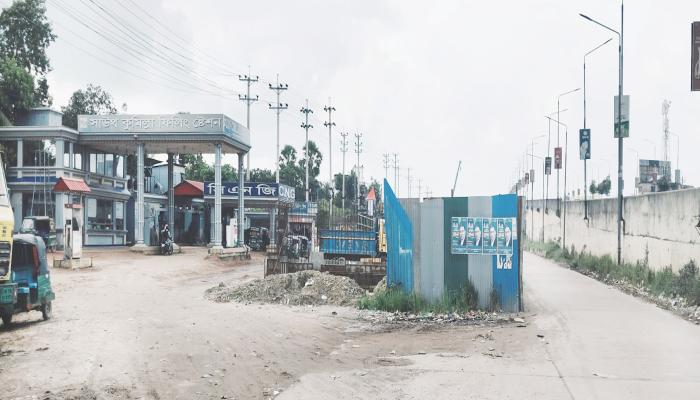 কুমিল্লায় দু'পাশে সড়কের জায়গায় বানিজ্যিক প্রতিষ্ঠান  আর্থিক সুবিধা নিচ্ছে অবৈধ দখলদাররা, রাজস্ব হারাচ্ছে সরকার