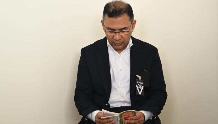 মায়ের কফিনের পাশে বসে কোরআন তেলাওয়াত তারেকের