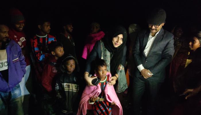 ব্রাহ্মণপাড়ায় কুয়াশা আর শীত উপেক্ষা করে রাতের আঁধারে ছিন্নমূল মানুষের মাঝে ইউএনওর কম্বল বিতরণ