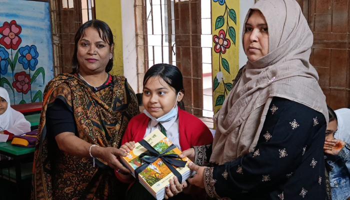 নতুন বছরের প্রথম দিনেই   শিশুরা হাতে পেল নতুন বই