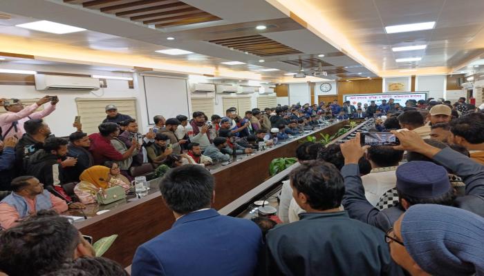 কুমিল্লায় রিটার্নিং কার্যালয়ে নির্বাচনী   আচরণবিধি লঙ্ঘনের হিড়িক