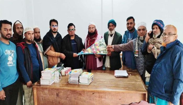 চৌদ্দগ্রামে মাদরাসার   নবনিযুক্ত প্রধান শিক্ষককে   ফুল দিয়ে বরণ