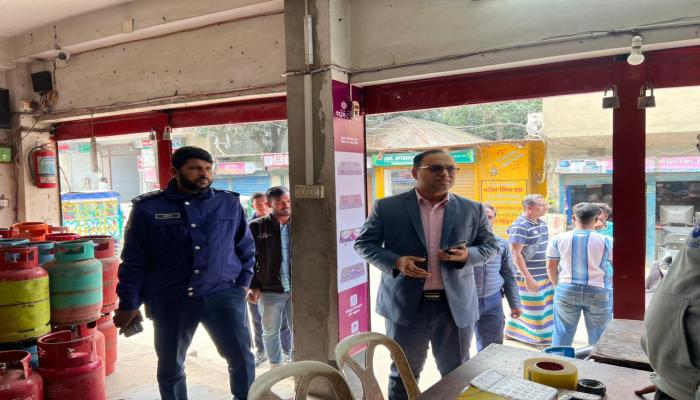 বাঞ্ছারামপুরে বেশী দামে গ্যাস বিক্রি করায় জরিমানা।