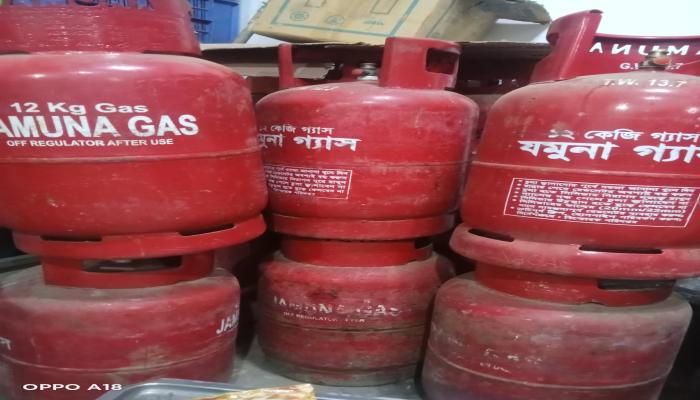 ব্রাহ্মণপাড়ায় চড়াদামে বিক্রি হচ্ছে সিলিন্ডার গ্যাস, সীমাহীন ভোগান্তি