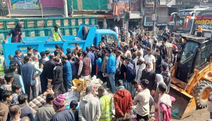 চৌদ্দগ্রাম বাজারে মহাসড়কের পাশের   অবৈধ স্থাপনা ও দোকানপাট উচ্ছেদ