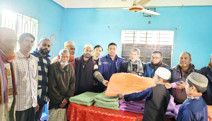 এতিম শিক্ষার্থীদের  কম্বল বিতরণ করল  বুড়িচং প্রেসক্লাব