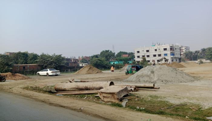 বুড়িচংয়ের একমাত্র খেলার  মাঠে নির্মাণ সামগ্রীর হাট  বরাদ্দ থাকলেও থমকে আছে দেয়াল নির্মাণ