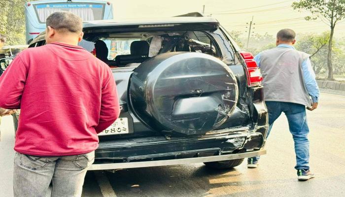 মহাসড়কে দুর্ঘটনার কবলে   মনিরুল হক চৌধুরীর গাড়ী