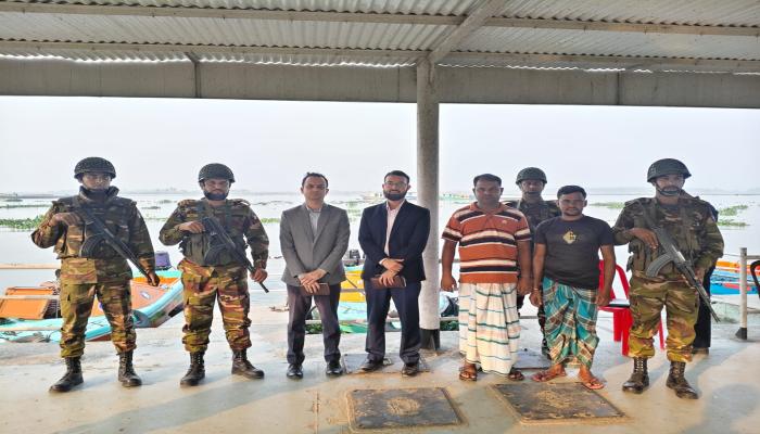 মেঘনা নদীতে অবৈধ বালু উত্তোলন ৮ লাখ টাকা   জরিমানাসহ ১ জনকে ২ মাসের সাজা প্রদান