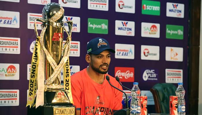 বিপিএল ট্রফির হাসির আড়ালে অনিশ্চয়তার চাপ, ভবিষ্যৎ নিয়ে ‘চিন্তায়’ শান্ত