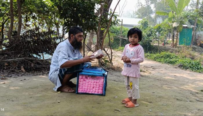 স্মৃতির বাক্সে বন্দী হাওয়াই মিঠাই ৩০ বছর ধরে পথে পথে বিক্রি করছেন ছামাদ
