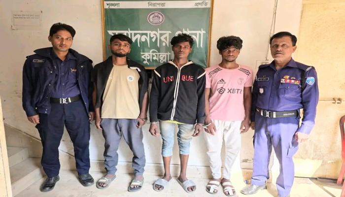 মুরাদনগরে সরকারি   গুদামে চুরি করতে গিয়ে   তিন চোর আটক