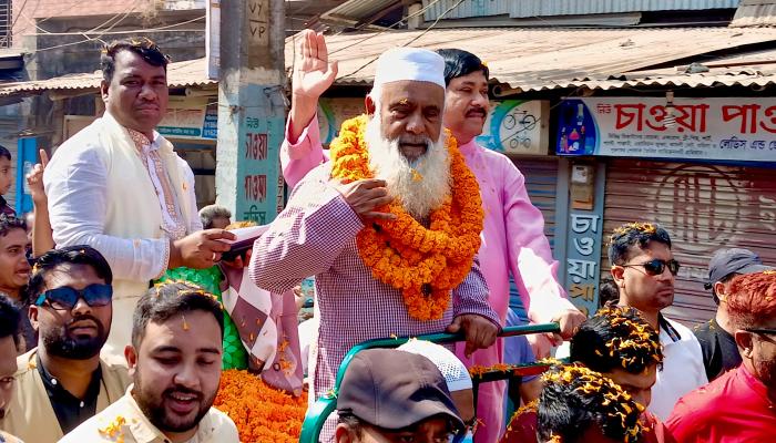 ফুলে ফুলে সিক্ত মনিরুল হক চৌধুরী ও সাক্কু