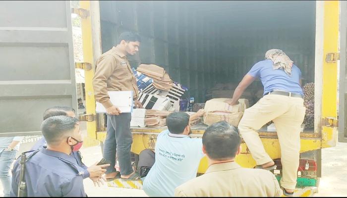 ব্যালট যাচ্ছে আসনে, কুমিল্লা  জুড়ে নির্বাচন প্রস্তুতি চূড়ান্ত