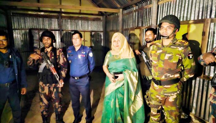 ব্রাহ্মণপাড়ায় ভোটকেন্দ্রের   প্রস্তুতি পরিদর্শনে   প্রশাসন ও যৌথবাহিনী