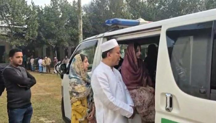 হাসপাতালের শয্যা থেকে অ্যাম্বুলেন্সে ভোটকেন্দ্রে মা, প্রার্থী ছেলেকে ভোট দিয়ে আবারও হাসপাতালের