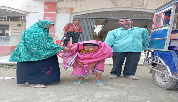 বুড়িচংয় ২জনের হাতে ভর করে ভোট   প্রদান করলেন শতবর্ষী পেয়ারা বেগম