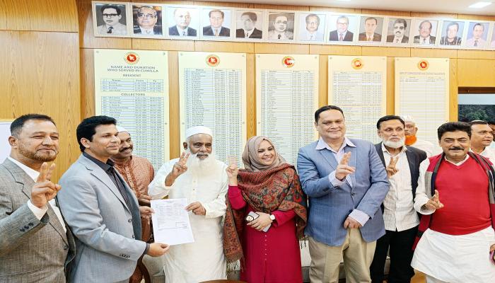 বিএনপি প্রার্থী মনিরুল হক চৌধুরী আনুষ্ঠানিকভাবে নির্বাচনী ফলাফলের ঘোষণাপত্র গ্রহণ করেন