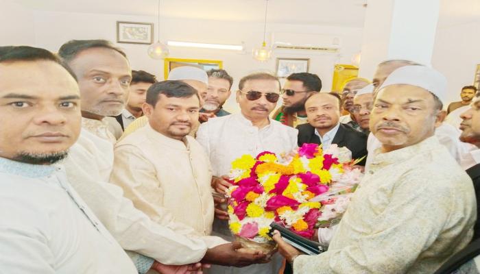 নবনির্বাচিত এমপি আবুল   কালাম ফুলেল শুভেচ্ছায় সিক্ত