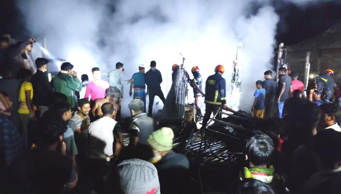 ব্রাহ্মণপাড়ার দুলালপুর বাজারে আগুনে তিন   দোকান পুড়ে ছাই, ক্ষতি প্রায় ৭৫ লাখ টাকা