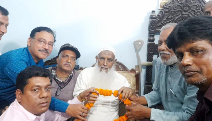 এমপি নির্বাচিত হয়েই অস্বচ্ছল হিন্দু ধর্মাবলম্বীদের   ৫ লক্ষ টাকা দিলেন সাবেক মন্ত্রী কায়কোবাদ