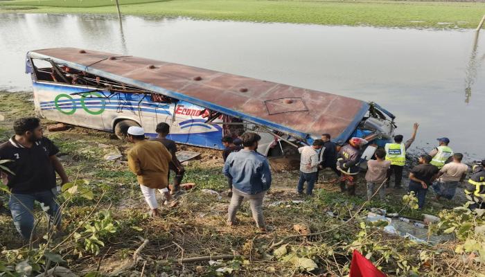 কুমিল্লায় নিয়ন্ত্রণ হারিয়ে বাস খাদে  অটোচালকসহ নিহত ২ আহত ৭