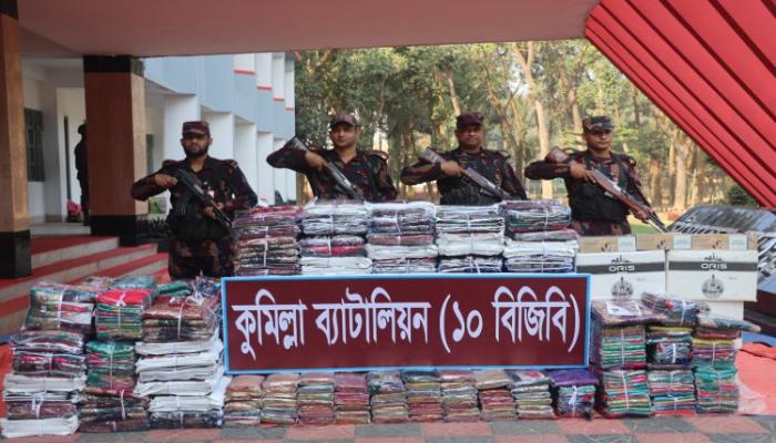 ভোররাতে কুমিল্লা সীমান্তে বিজিবির হানা  ৬০ লাখ টাকার ভারতীয় শাড়ি-সিগারেট জব্দ