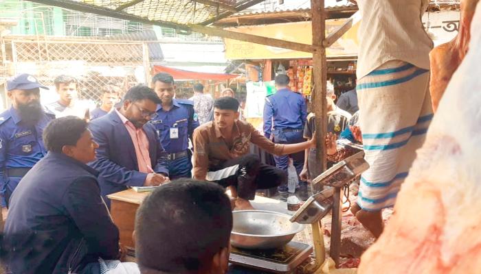 রমজানকে সামনে রেখে কুমিল্লায় ভোক্তা   দপ্তরের অভিযান ৩ প্রতিষ্ঠানকে জরিমানা