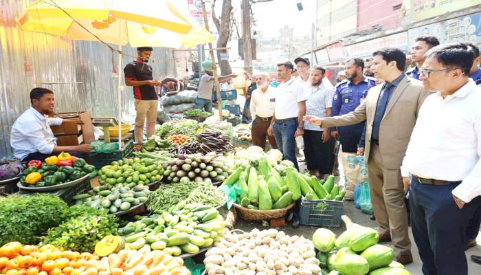 কুমিল্লায় বাজার তদারকিতে জেলা   প্রশাসকের জোরালো অভিযান