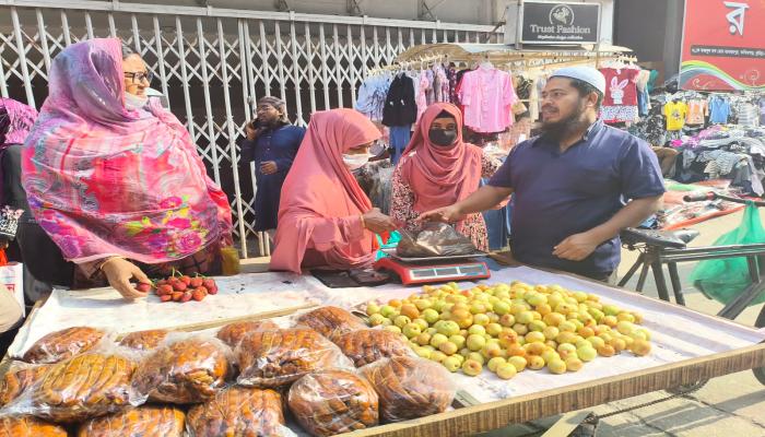 প্রবাসের তিক্ত অভিজ্ঞতা ছাপিয়ে   দেশি ফলে রফিকের সাফল্য