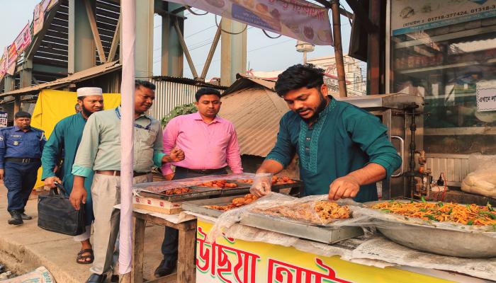 কুমিল্লা সদর দক্ষিণে   বাজার মনিটরিংয়ে   প্রশাসনের অভিযান