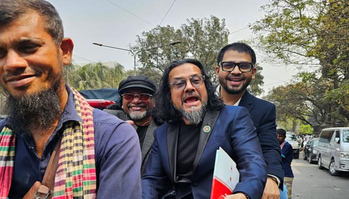 একুশে পদক পেয়ে রিক্সায় বাড়ি ফিরলো ব্যান্ডদল ওয়ারফেজ