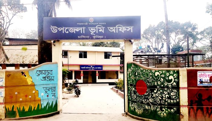 চান্দিনা ভূমি অফিস যেন দুর্নীতির সাম্রাজ্য  চুক্তির চিহ্ন না থাকলে বাতিল হচ্ছে নামজারি আবেদন, জনদুর্ভোগ চরমে