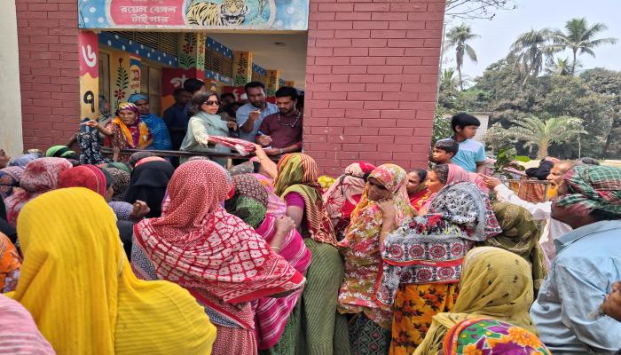 দাউদকান্দিতে দু:স্থ ও   অসহায়দের ঈদ   উপহার বিতরণ