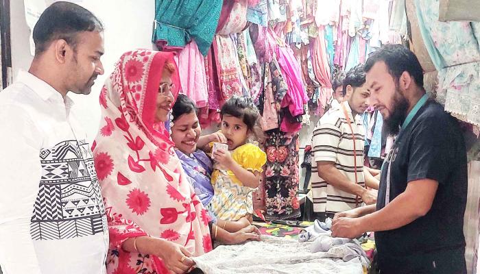 ঈদের নতুন পোষাক সেলাই করাতে   টেইলার্স গুলোতে ছুটছেন নারীরা