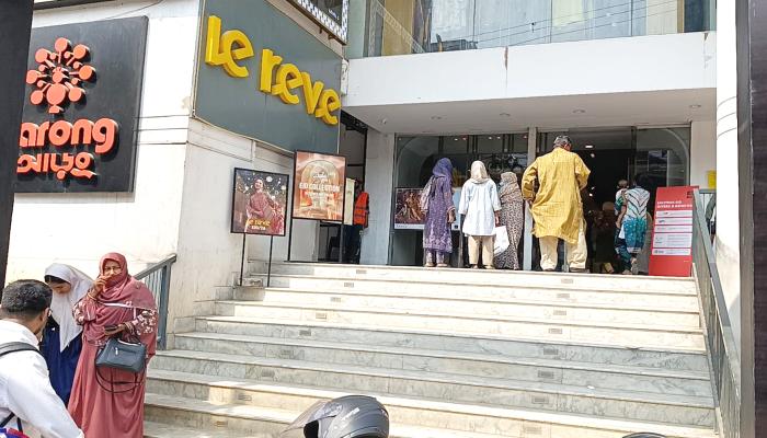 কুমিল্লায় আড়ং আউটলেটে হাতাহাতি  সাংবাদিকদের তথ্য সংগ্রহে বাধা