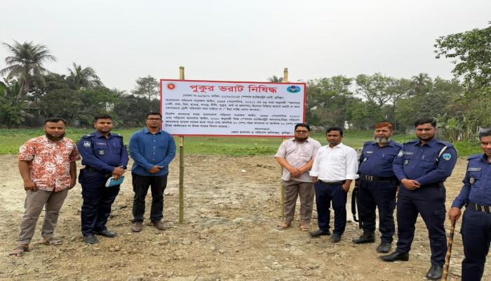 কুমিল্লার সংরাইশে শতবর্ষী পুকুর ভরাটের চেষ্টা  পরিবেশ অধিদপ্তরের নিষেধাজ্ঞা সাইনবোর্ড