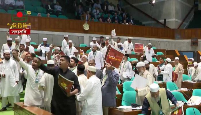 বিরোধীদলের ওয়াকআউটে ত্রয়োদশ সংসদের সূচনা