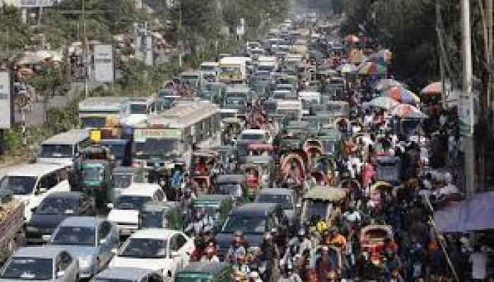 কুমিল্লা নগরীতে যানজট ও ভঙ্গুর সড়কে চরম দুর্ভোগ