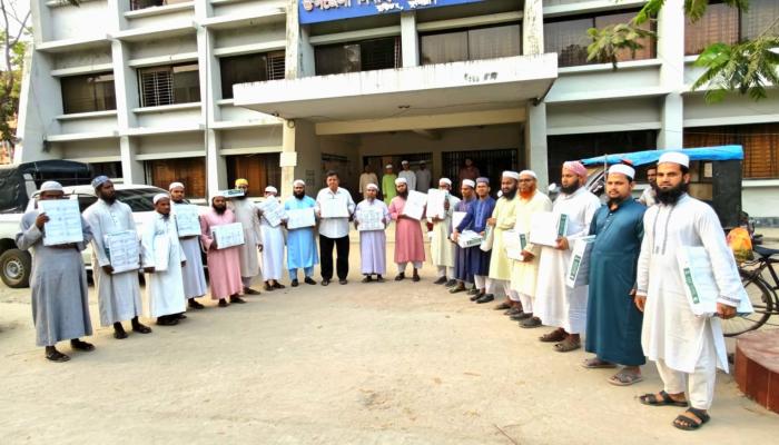 বুড়িচংয়ে ২১টি মাদ্রাসা ও এতিমখানায় সৌদি আরবের উপহার খেজুর বিতরণ