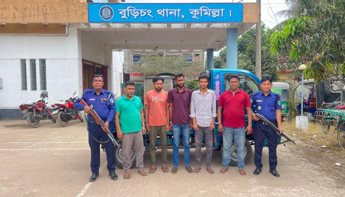 ময়নামতিতে  পিকআপ সহ  ড্রামে ভর্তি করে ডিজেল পাচার কালে পুলিশ ৫ অসাধু ব্যবসায়ীকে আটক করে