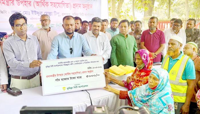 কুসিকের পরিচ্ছন্নতা কর্মীদের মুখে হাসি   প্রধানমন্ত্রীর ঈদ উপহার তুলে দিলেন প্রশাসক ইউসুফ মোল্লা টিপু